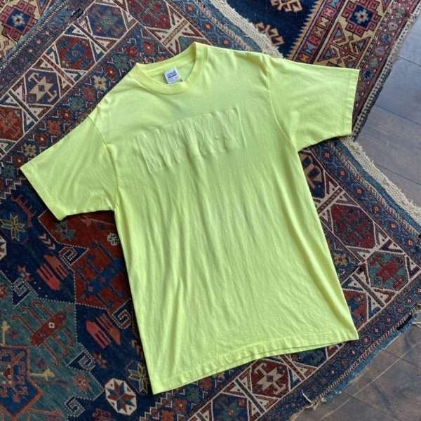 Early 1990s Anvil ‘Williamsburg Virginia’ Embossed Single Stitch Tee. Size Large.