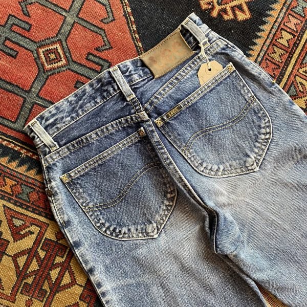 1990s Lee Stonewash High Waisted Tapered Leg Vintage Jeans. 27” Waist/UK 8. - Image 2