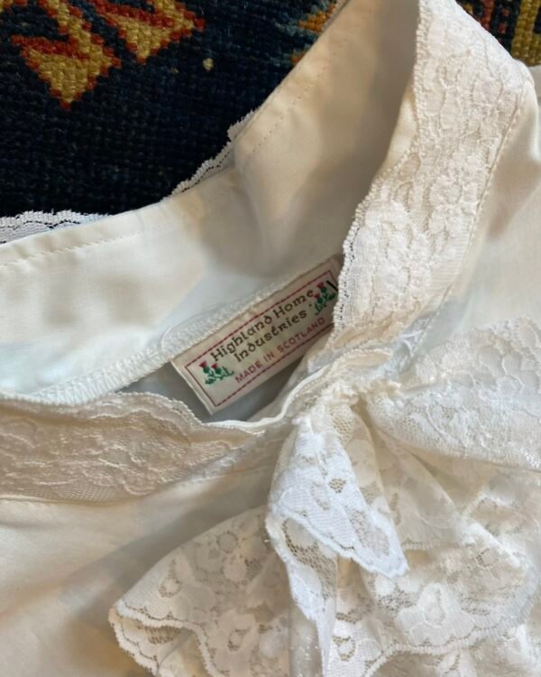 1980s Lace Ruffle Front Vintage Blouse. Large/ UK 16. - Image 4