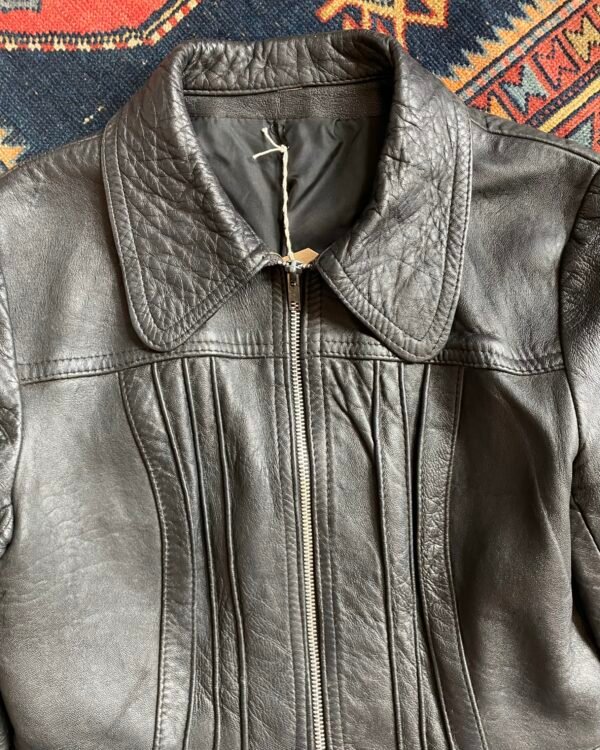 1970s Pin-tuck Detail Zip Front Vintage Leather Jacket. Small. - Image 6