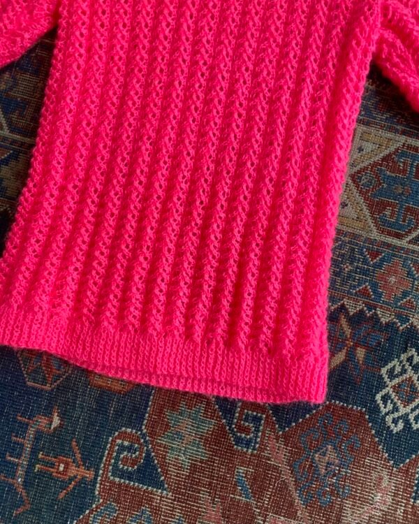 1970s/80s Vintage Hand Knitted Neon Pink Tee. UK 8 to 10. - Image 3